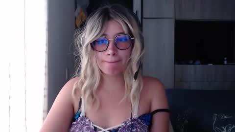 Snapshot of mariana124_ chatting on September 16, 7:22 pm Mariana online show from September 16, 7:22 pm