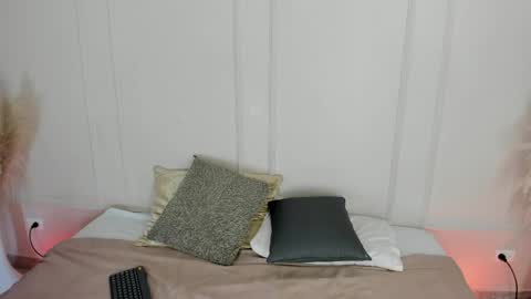 Maria Pettit online show from May 4, 1:48 pm