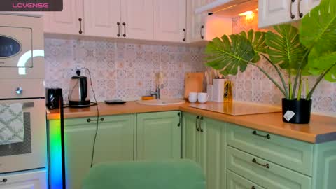 Mary online show from April 5, 9:47 pm