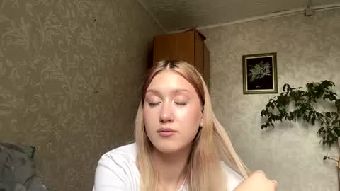 Mia online show from July 14, 10:21 am