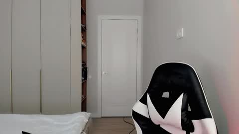 Mia online show from February 23, 5:52 am