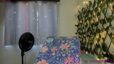 Snapshot of medussa13 chatting on December 17, 12:11 pm medussa13 online show from December 17, 12:11 pm