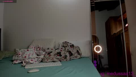 Snapshot of medussa13 chatting on December 23, 12:08 pm medussa13 online show from December 23, 12:08 pm