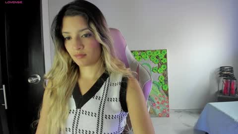 Snapshot of meduza_sexy_caramel chatting on December 3, 4:06 pm Baio online show from December 3, 4:06 pm