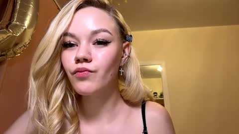 Mia online show from May 23, 8:18 pm