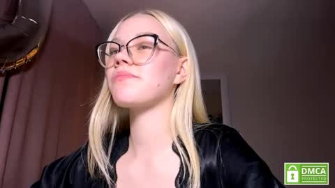 Mia online show from May 8, 5:16 pm