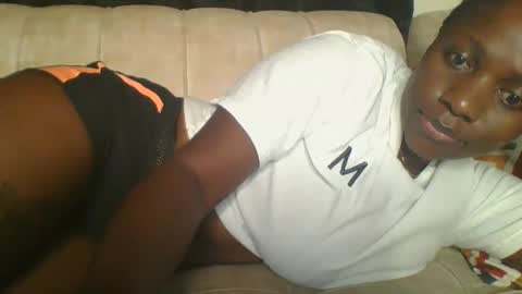 Snapshot of mel_candi94 chatting on March 6, 6:52 am pretty online show from March 6, 6:52 am