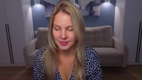 Melanie Bennett online show from July 19, 8:49 am