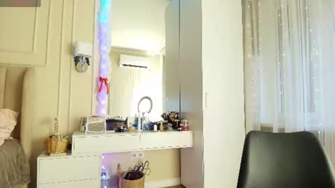 Lisaa online show from July 2, 1:05 am