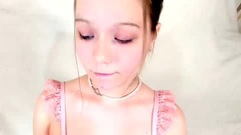 MelMooon online show from February 3, 1:27 pm