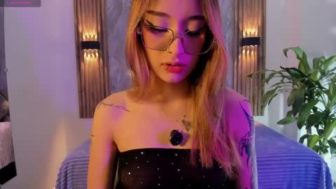 melodylanee online show from May 7, 11:14 am