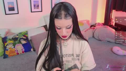 Snapshot of menasaurio_ chatting on December 6, 6:28 pm Mena Help me reach 700 thumbs up online show from December 6, 6:28 pm