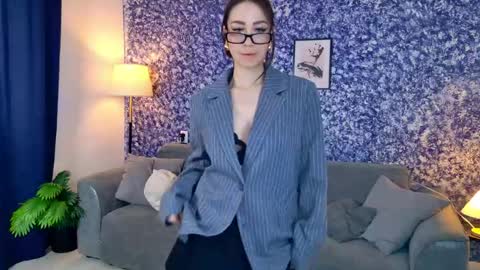 Mia online show from May 6, 5:44 am