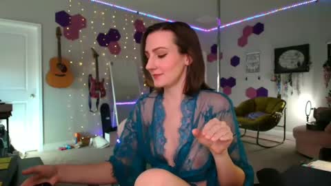 Snapshot of meredithbae chatting on December 6, 10:40 pm Meredith Bae online show from December 6, 10:40 pm