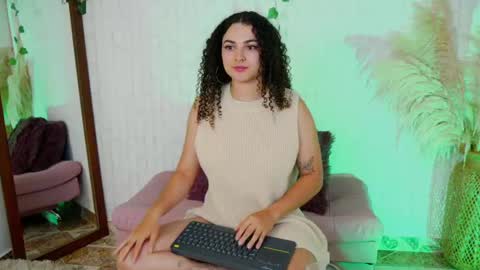 Snapshot of merida_bell18 chatting on September 24, 2:21 am Merida Bell online show from September 24, 2:21 am