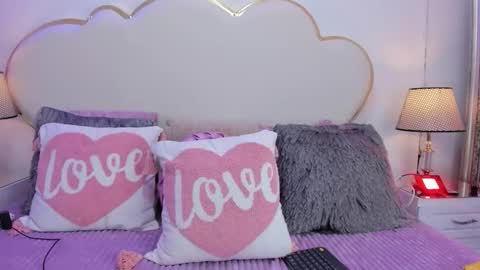 Mhia  online show from December 3, 9:06 pm