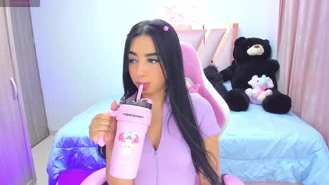 Snapshot of mia77_ chatting on December 18, 1:37 am Mia online show from December 18, 1:37 am