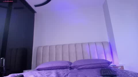 Emi online show from November 20, 7:37 pm