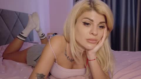 Snapshot of mia_angel chatting on October 24, 2:24 pm mia_angel online show from October 24, 2:24 pm