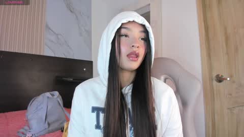 Mia online show from January 24, 1:36 pm