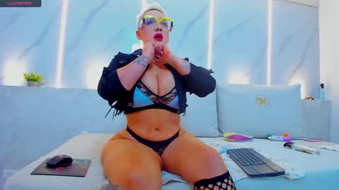 Mia  online show from January 10, 11:54 am