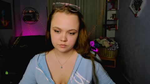 Mia online show from April 8, 7:49 pm