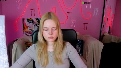 Mia online show from April 3, 12:47 pm