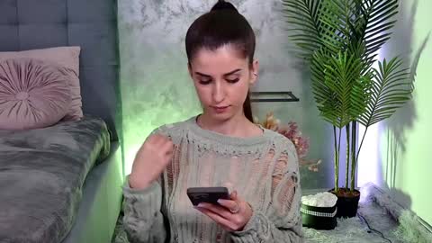 Freya Allen online show from February 6, 10:10 pm