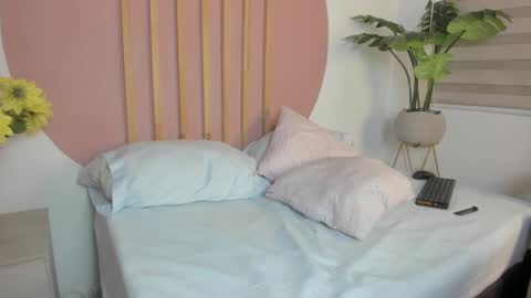 M I A  online show from October 7, 7:29 pm