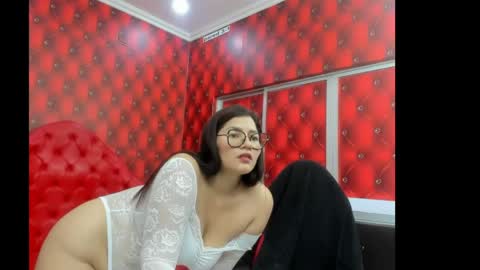 Mia Curvyy  online show from April 8, 8:00 pm