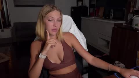 mia_floo online show from September 16, 3:31 pm