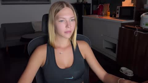 mia_floo online show from September 26, 3:42 pm