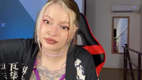 Mia online show from September 20, 3:54 pm