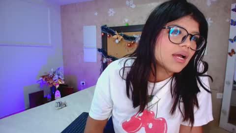 MIALOPEZ      .     Y      .      online show from January 7, 8:01 pm