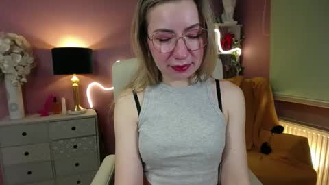 Mia online show from December 5, 7:38 am