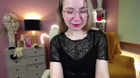 Mia online show from December 13, 8:10 am