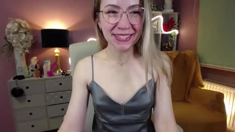 Mia online show from December 14, 8:02 am