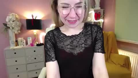 Mia online show from December 24, 7:39 am