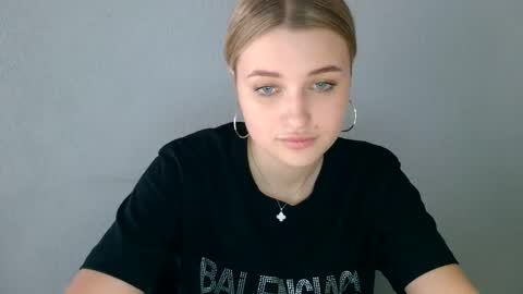 Mia online show from September 14, 10:02 am