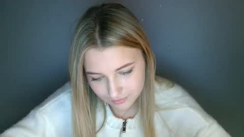 Mia online show from September 27, 3:52 pm