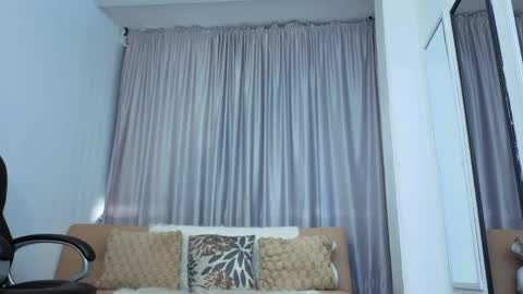 Mia online show from May 27, 11:51 am