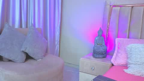 Mia online show from May 20, 11:51 am