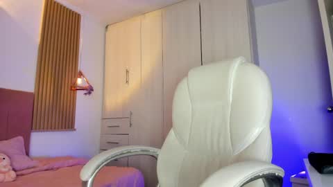 Mia Nevaeh - follow me online show from May 9, 8:55 pm