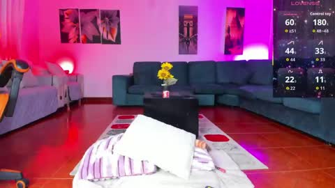 mia_peyton1 online show from May 8, 11:39 pm