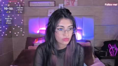 Mia online show from August 3, 9:04 am