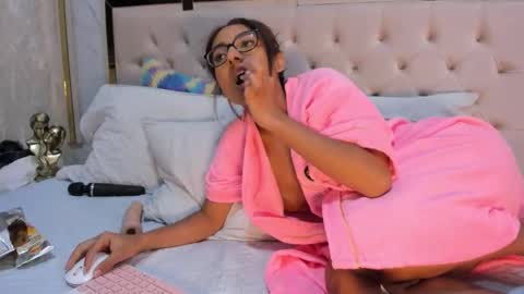 mia_vy online show from January 7, 8:12 pm