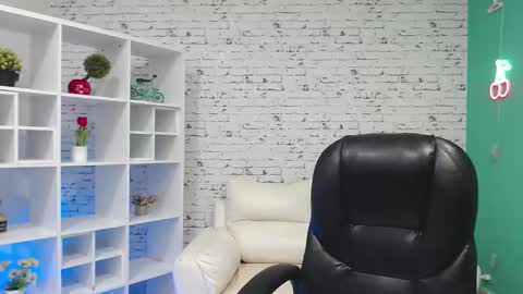 Mia online show from March 8, 11:39 pm