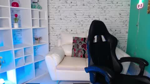 Mia online show from March 1, 11:15 pm