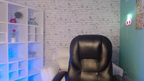 Mia online show from March 9, 11:35 pm