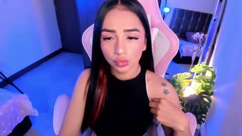mia  nicolle online show from May 11, 12:46 am